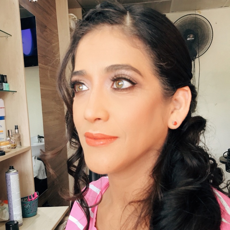 Maquillaje soft glam natural en tonos neutros y cálidos, ideal para novias y eventos especiales